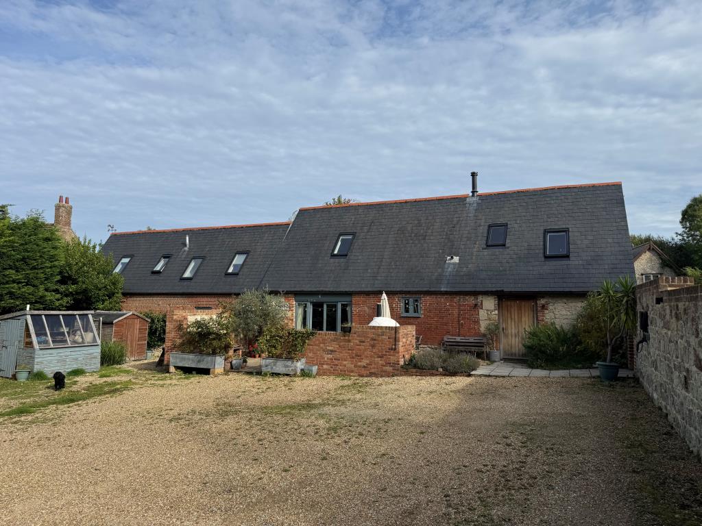 Lot: 44 - TWO COTTAGES, TWO BARNS WITH CONSENT FOR SIX TWO-BEDROOM HOLIDAY COTTAGES AND A POTTERY BARN AND CAR PARK WHICH ARE LET COMMERCIALLY - Front of the cottages